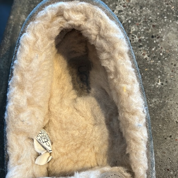 Ugg Ansley Color: Light Grey size 8 - Picture 9 of 13